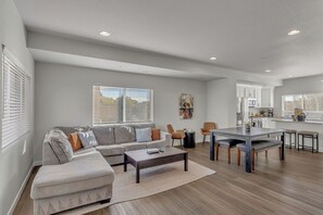Living area - Spacious 4-bedroom condo in charming Colorado Springs (Colorado Springs)