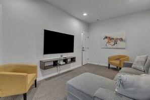 Living area - Spacious 4-bedroom condo in charming Colorado Springs (Colorado Springs)