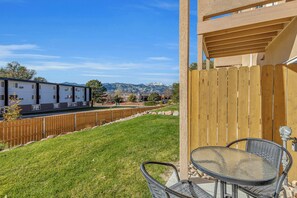 Outdoor dining - Spacious 4-bedroom condo in charming Colorado Springs (Colorado Springs)