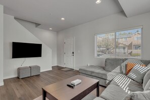 Living area - Spacious 4-bedroom condo in charming Colorado Springs (Colorado Springs)