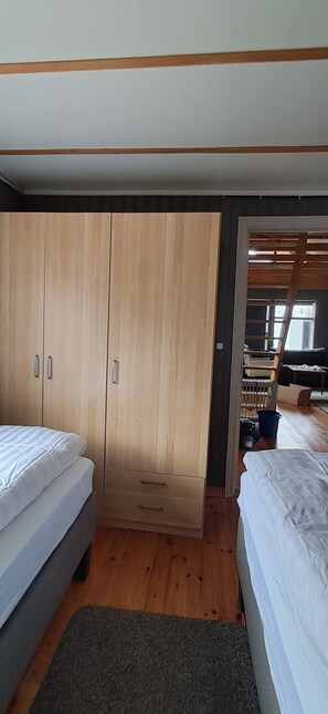 2 bedrooms, travel cot, bed sheets