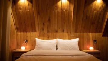 Deluxe Double Room, Mountain View | Soundproofing, iron/ironing board, free WiFi