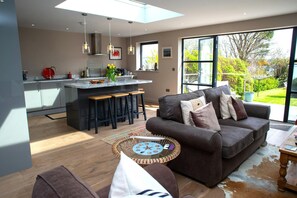 Smart TV, caminetto, libri