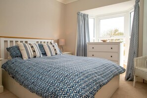 4 室のベッドルーム、WiFi (無料)、ベッドシーツ