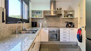 Een koelkast, een magnetron, een oven, een kookplaat