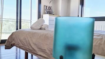 4 slaapkamers, een strijkplank/strijkijzer, reisbedje, gratis wifi