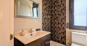 Hair dryer, bidet, towels, toilet paper