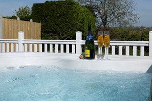 House | 2 bedrooms - Fern Cottage - Dog Friendly Cottage With Hot Tub (Kilgetty)