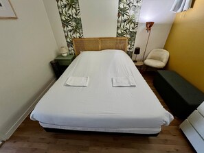 1 bedroom, bed sheets
