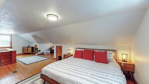 3 bedrooms, iron/ironing board, WiFi, bed sheets - Snap, Set, Stay- Game Day Comfort Near It All (Canton)