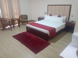 Habitación individual Deluxe, balcón, vistas al lago | Decoración individual, mobiliario individual, wifi gratis y ropa de cama