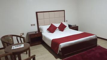 Quarto solteiro luxo, sacada, vista para o lago | Individualmente decorados, individualmente mobiliados, Wi-Fi de cortesia