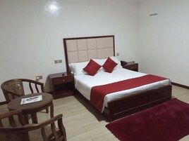 Habitación individual Deluxe, balcón, vistas al lago | Decoración individual, mobiliario individual, wifi gratis y ropa de cama
