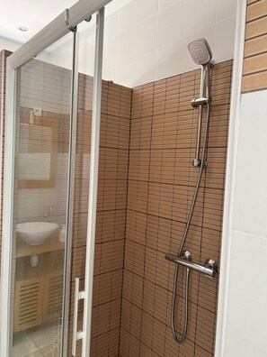 Een douche, een haardroger, handdoeken, zeep