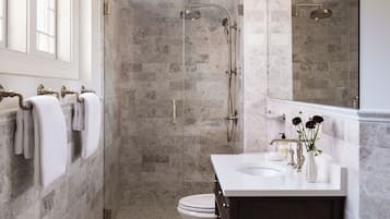 Superior tweepersoonskamer, uitzicht op de stad | Badkamer | Gratis toiletartikelen, een haardroger, pantoffels, handdoeken