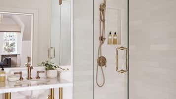 Chambre Double Luxe, vue ville | Salle de bain | Articles de toilette de luxe, sèche-cheveux, chaussons