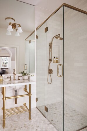 Luxury Double Room, City View | Bathroom | Designer toiletries, hair dryer, slippers, heated floors - 86 State Circle - Luxury Boutique Hotel (Annapolis)