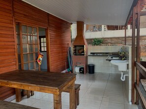 Outdoor dining - Perfect Getaway at the Herança Chalet with Pool and Tranquility, in ITU - Sp (Vila Martins Itu)