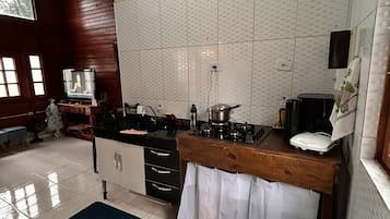 Réfrigérateur, micro-ondes, plaque de cuisson, blender