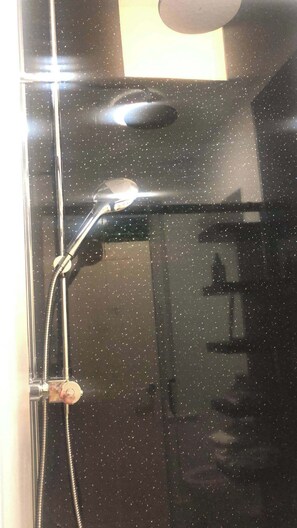 Appartement | Badkamer | Een douche, handdoeken