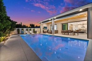 Una piscina al aire libre, una piscina climatizada