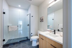 Deluxe appartement, 2 slaapkamers, keuken | Badkamer | Een bad/douchecombinatie, gratis toiletartikelen, een haardroger