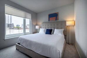 デラックス アパートメント 2 ベッドルーム キッチン | 2 室のベッドルーム、デスク、ノートパソコン用作業スペース、アイロン / アイロン台