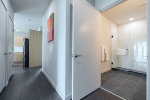 Deluxe Apartment, 2 Bedrooms, Kitchen | 2 bedrooms, desk, laptop workspace, iron/ironing board - 51 South-501 (White Plains)