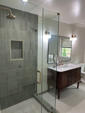 Sèche-cheveux, serviettes fournies, savon, papier toilette