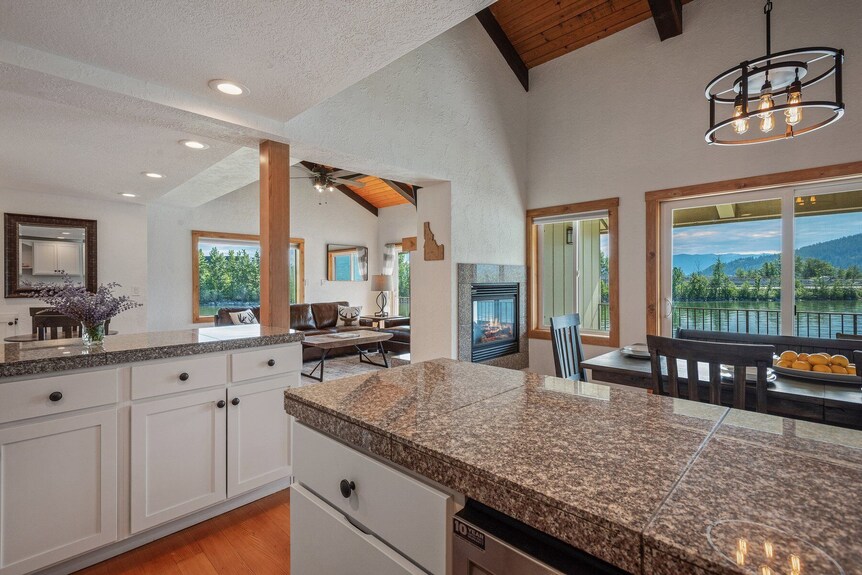 5br/3ba Waterfront & 2 Pools On Property Escape-walkable To Downtown Sandpoint! - Sandpoint, ID