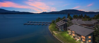 5BR/3BA Waterfront Escape-Walkable to Downtown Sandpoint & Minutes to Schweitzer