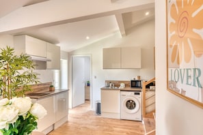 Fridge, microwave, stovetop, coffee/tea maker - Le Pastel - Cosy Appart - métro B - wifi inclus (Oullins-Pierre-Bénite)