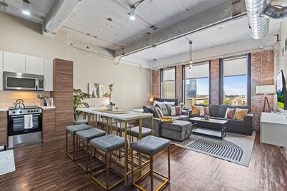 Heart of Downtown Dallas: 2BR 2BA Getaway