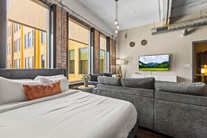 2 habitaciones, escritorio y tabla de planchar con plancha