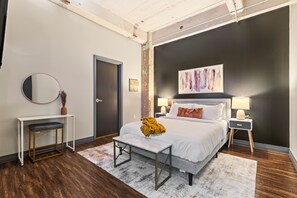 2 chambres, bureau, fer et planche à repasser, lit de bébé portatif
