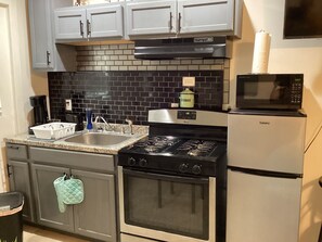 Microondas, horno, parrilla de estufa y lavavajillas 