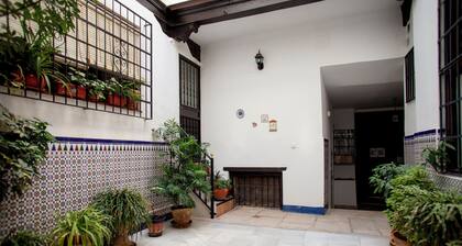 Next to the Cathedral, in the historical center. Apartment ideal for families