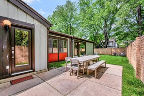 Outdoor dining - Modern Lux Home near DC! (Bethesda)