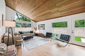 スマートテレビ、暖炉、書庫