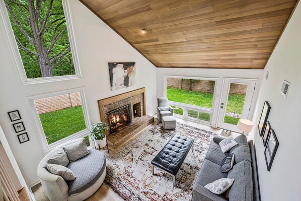 Smart TV, fireplace, books - Modern Lux Home near DC! (Bethesda)