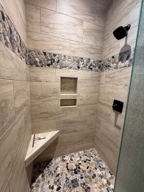 Dusche, Haartrockner, Handtücher, Seife
