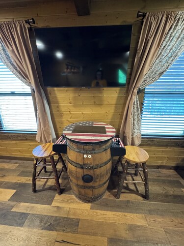 Bourbon Bear ~ A Luxury Cabin ~ Rustic, Charming & Cozy in the Heart of Townsend