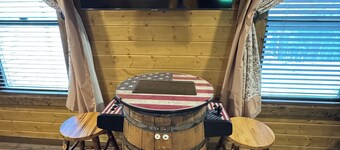 Bourbon Bear ~ A Luxury Cabin ~ Rustic, Charming & Cozy in the Heart of Townsend