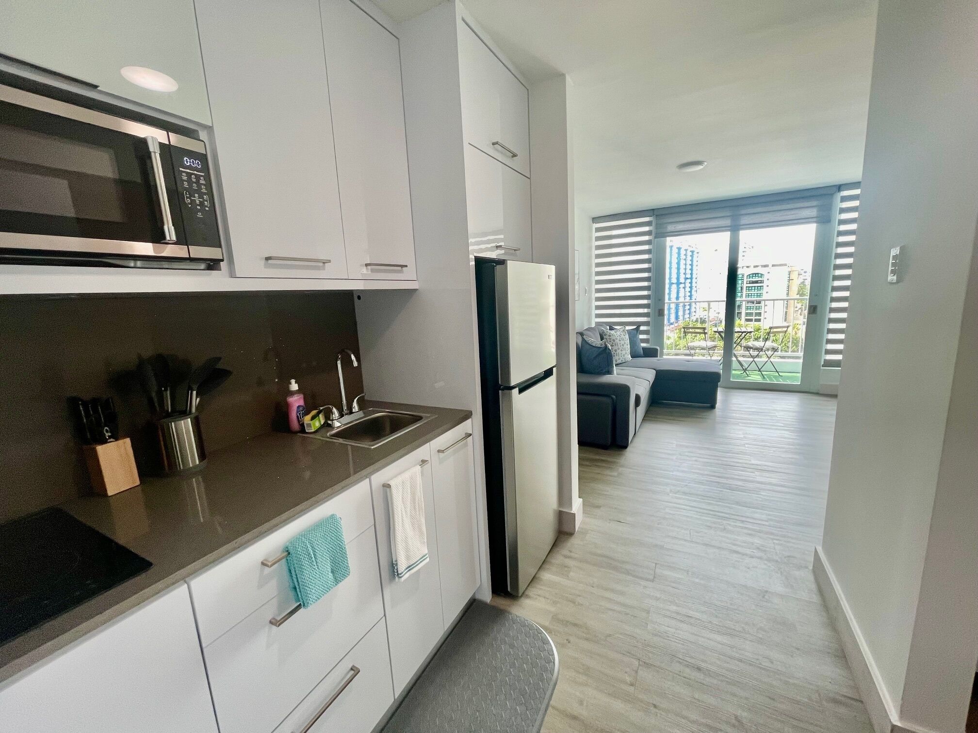 Frigorífico, microondas, placa de cocina y cafetera o tetera