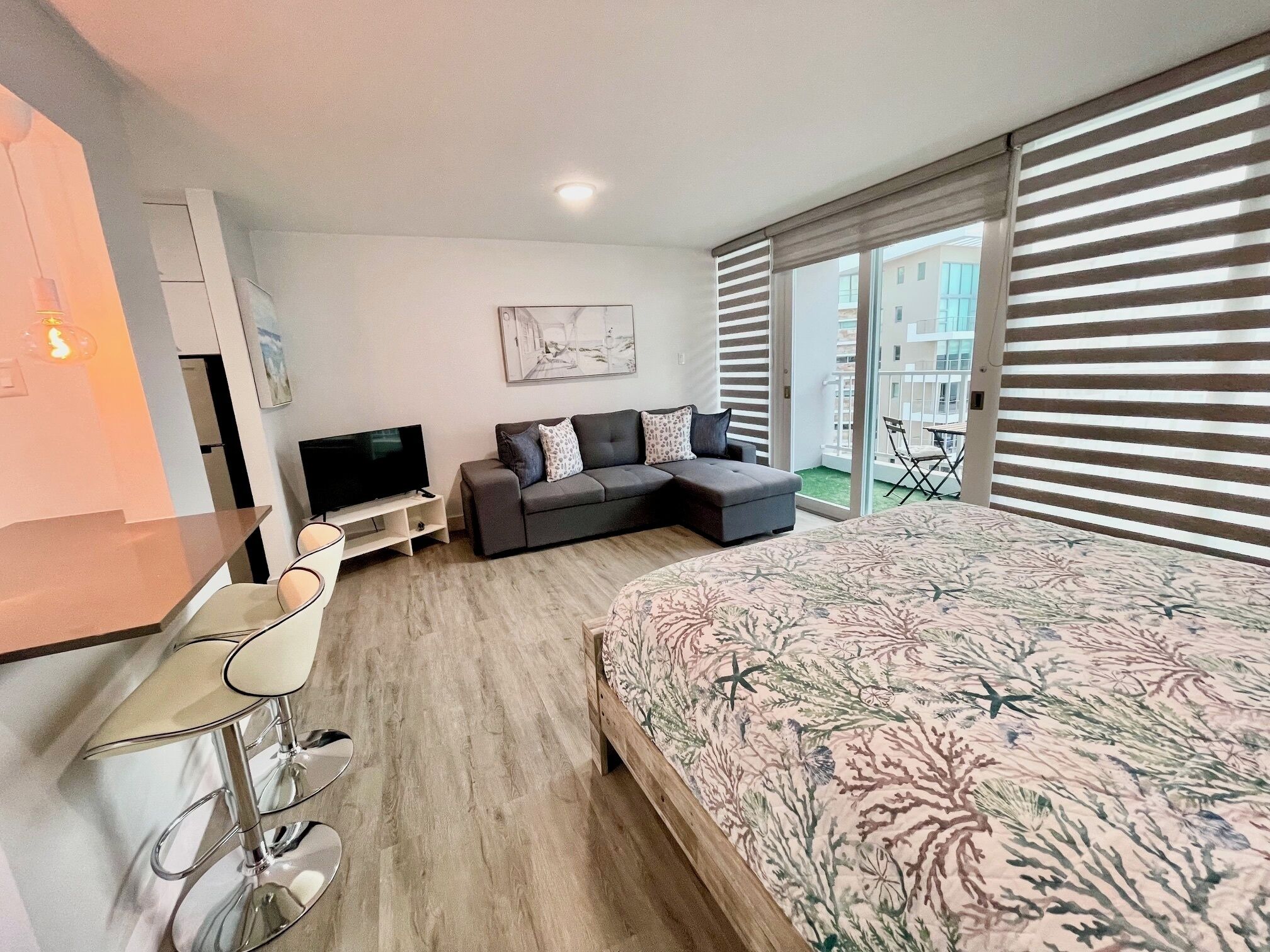 Tabla de planchar con plancha, cuna de viaje, wifi gratis y ropa de cama