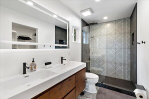Ducha, secador de pelo, bidet, toallas