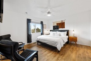 5 bedrooms, desk, travel cot, free WiFi