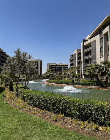 Property grounds. Cozy & Classy Madinaty 2BR, WI FI, Nespresso Bar, Close to Mall, Golf & Airport