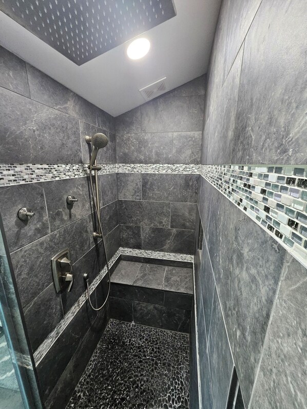 Dusche, Whirlpool, Handtücher, Seife