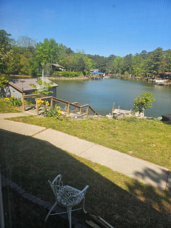 Property grounds - Charming 3-bedroom waterfront house in delightful Montross with WiFi, AC (Montross)